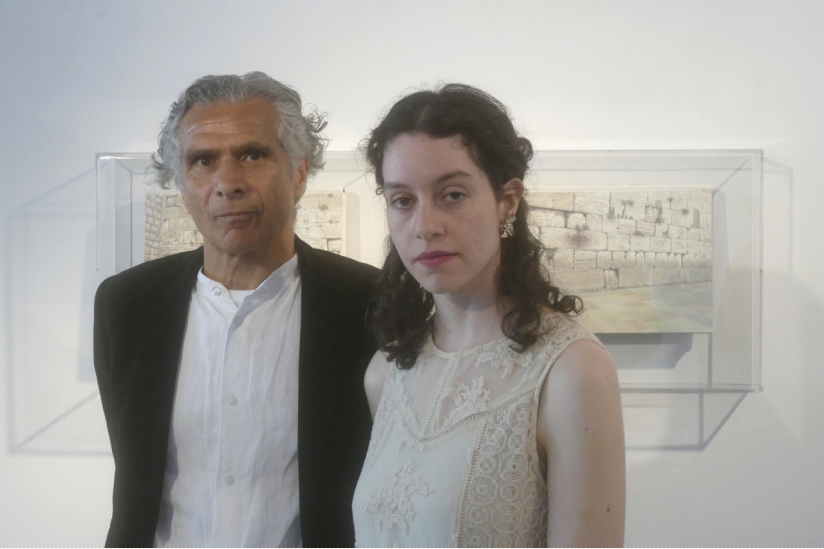 Ahmad Rafi und Sarai Meyron mit Kunstwerk