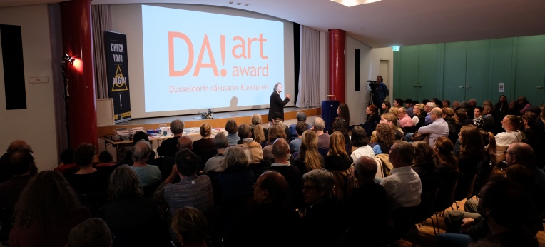Heinz Hachel moderiert die Preisverleihung im Düsseldorfer Stadtmuseum